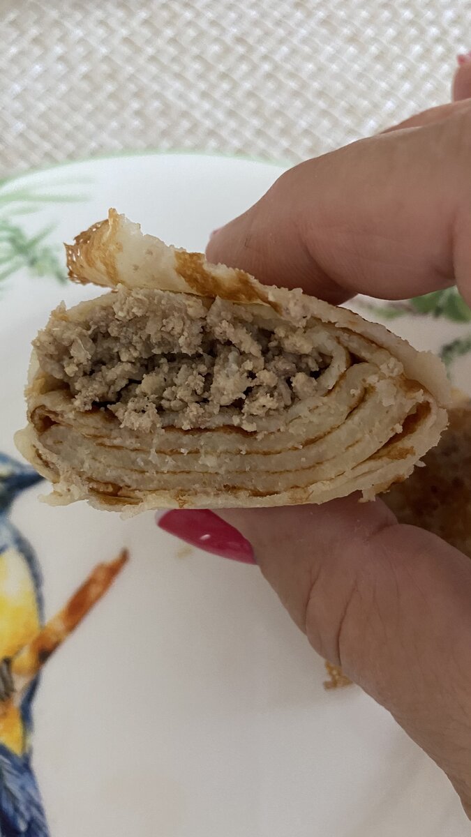 Мяса должно быть много. И для сочности много пережаренного лука. И на мелкой решетке мясорубки, чтобы масса мяса была нежная, можно добавить сливок или молока( чуть- чуть) или бульона. 