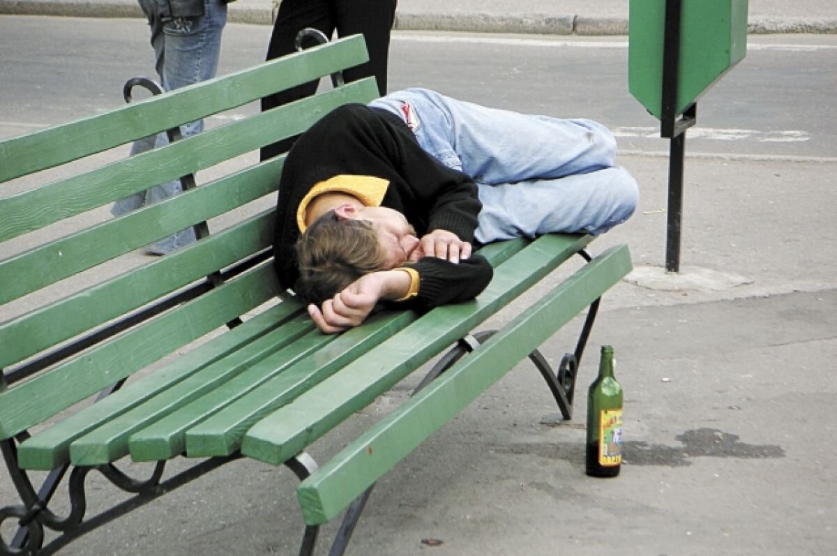    Казанец обокрал спящего на лавочке человека.