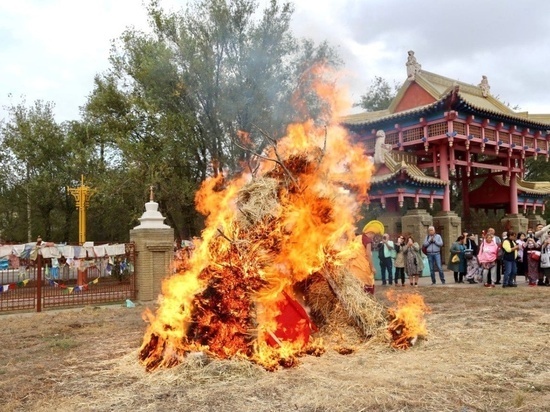     фото: центральный хурул калмыкии