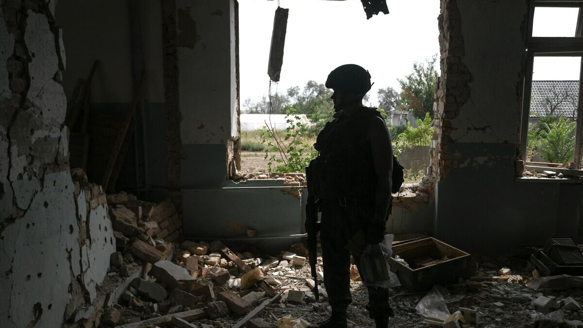    Военнослужащий ВС РФ в помещении бывшего детского сада, где располагались бойцы ВСУ в селе Александровка Херсонской области© РИА Новости / Константин Михальчевский