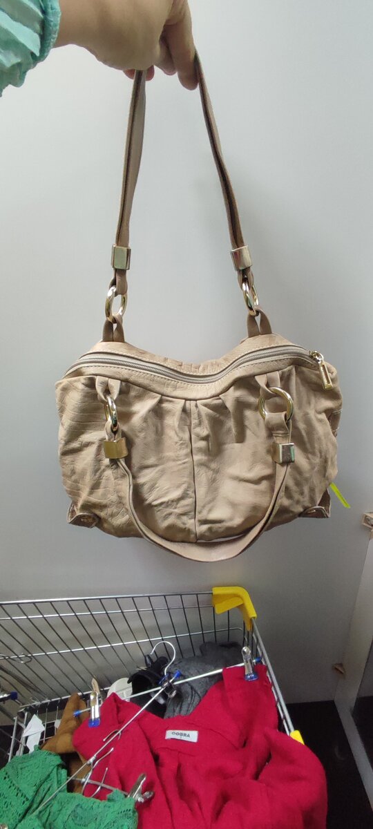 Это фото из примерочной маназина