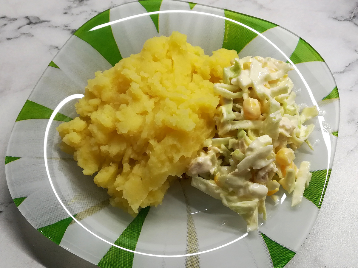 Картофельное пюре и салат из курицы с овощами