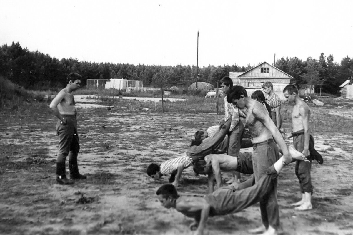 Утренняя зарядка 12 отряда в летнем лагере. 80-е годы прошлого века