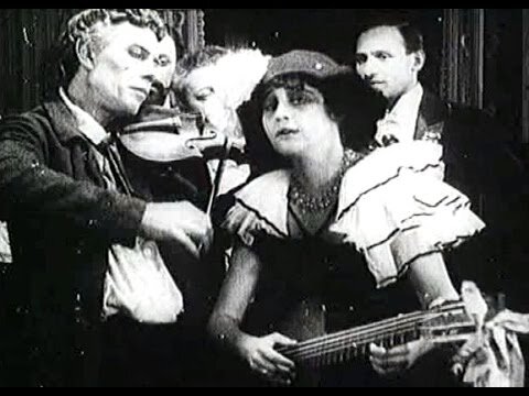 Пола и Лорио поют "Молчи, грусть, молчи"