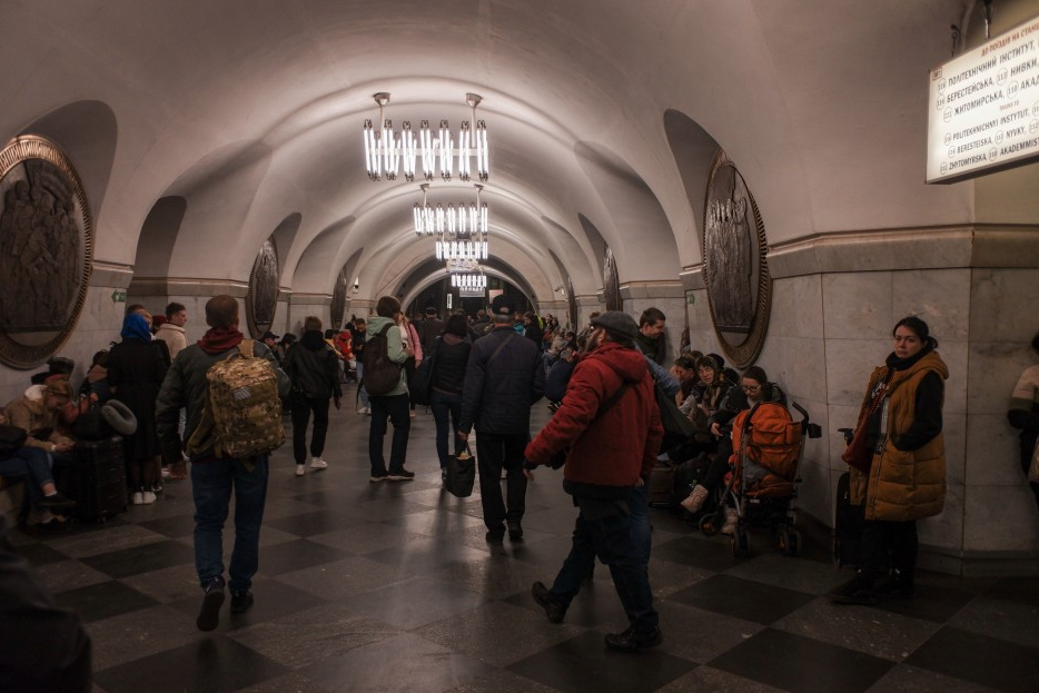 Станция киевского метро "Вокзальная" используется людьми в качестве убежища.