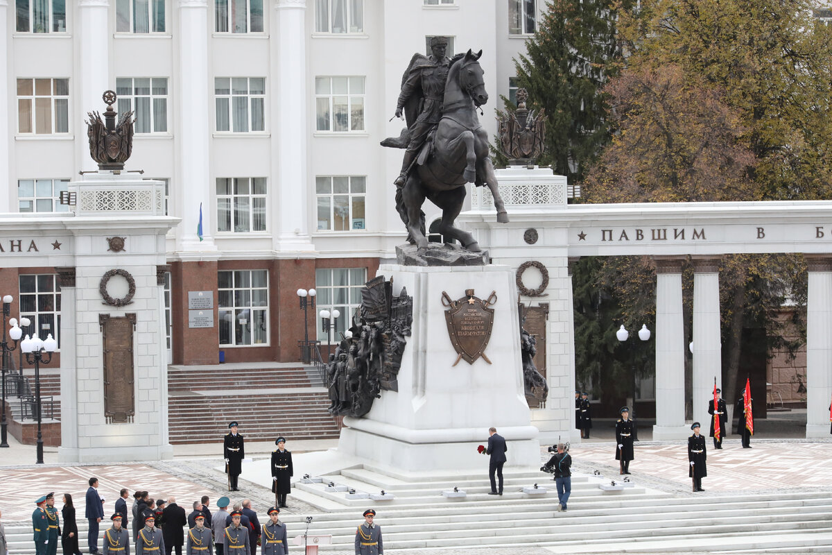 памятник шаймуратову в уфе на советской площади