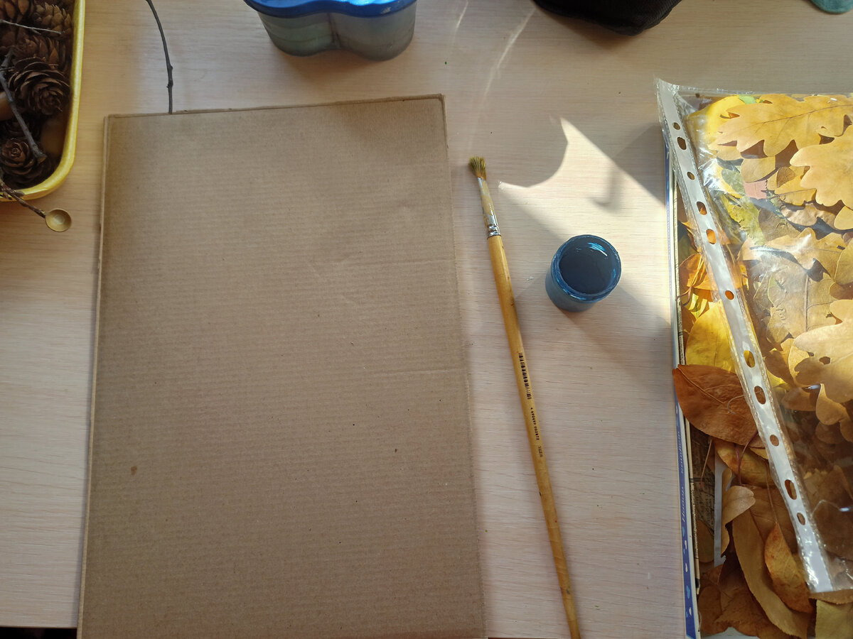 Основа для аппликации плотный картон, приготовили кисть и гуашь