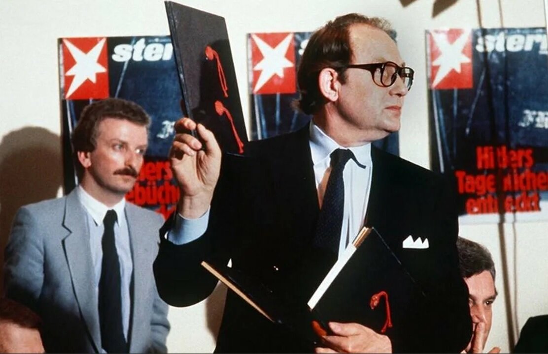 Журналист Герд Хайдеман представляет "находку века" публике.