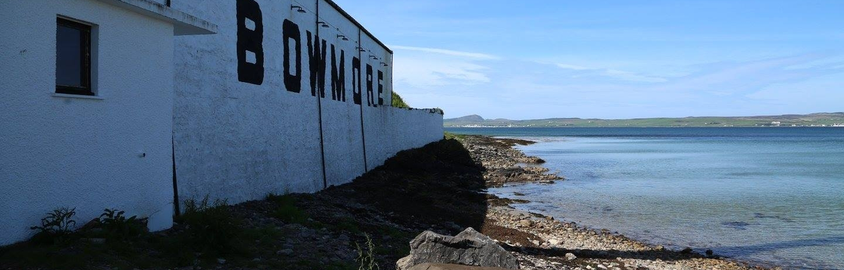 Прошло более 240 лет, но винокурня Bowmore по-прежнему стоит на своем месте и делает такой же классный виски, как и много лет назад (источник bowmore.com)