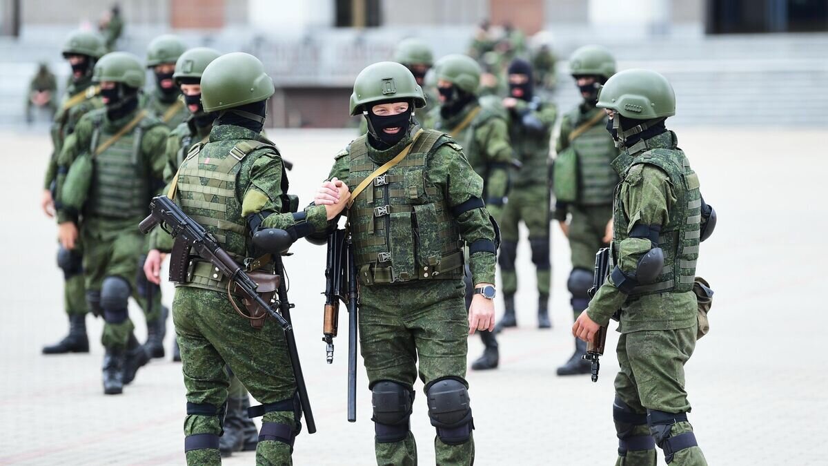    Сотрудники правоохранительных органов перед началом несанкционированной акции оппозиции на площади у концертного комплекса Дворец Республики в Минске© РИА Новости / Алексей Майшев