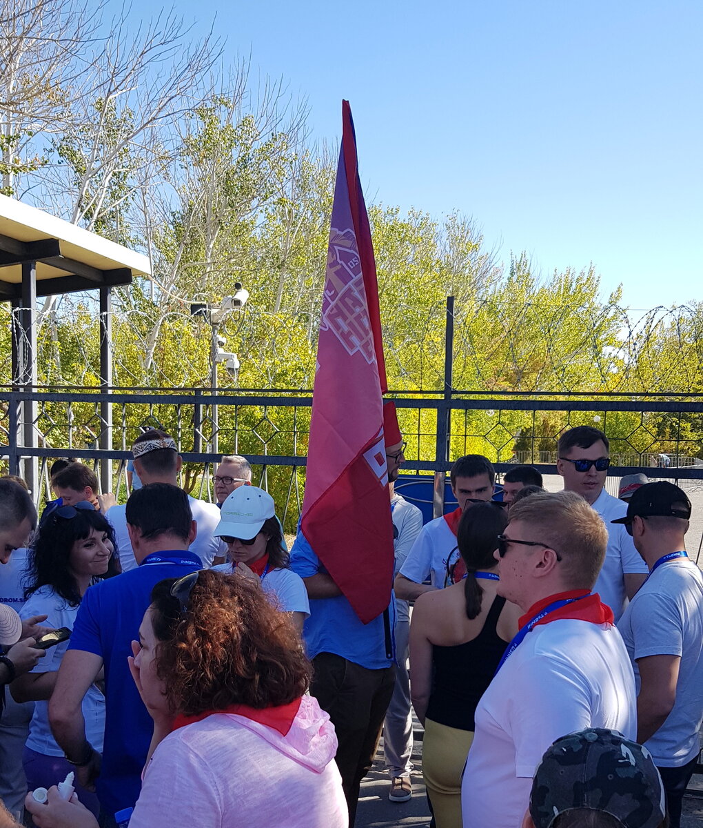 Дверь на площадку пока закрыта.