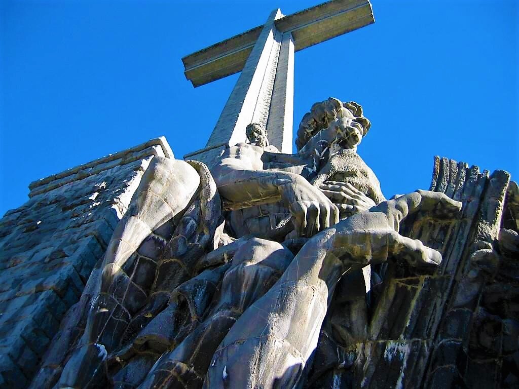 
Фрагмент скульптурной композиции у подножья креста