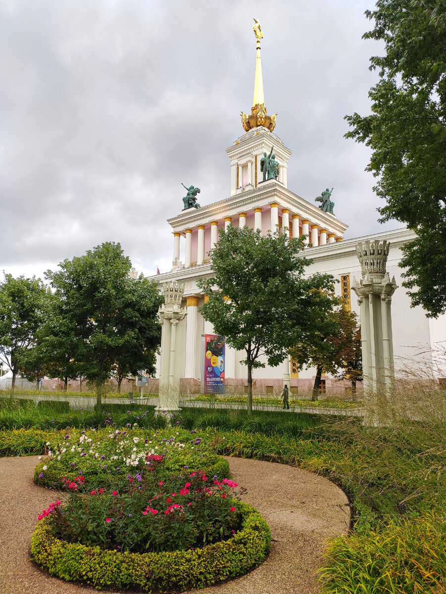 Павильон номер 1 и розы розария, все на месте