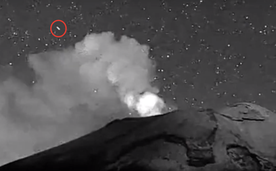 Неопознанный объект влетает в кратер вулкана