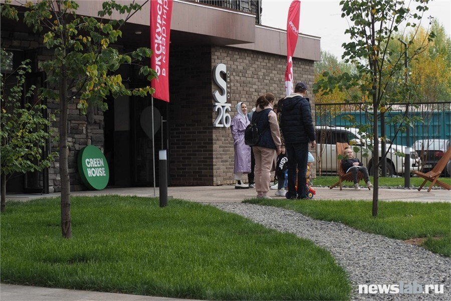 А так выглядит парадный вход в подъезд со стороны двора