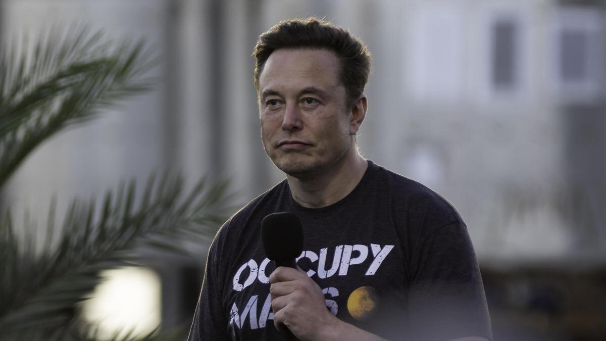    Илон Маск с микрофоном:Michael Gonzalez / Getty Images