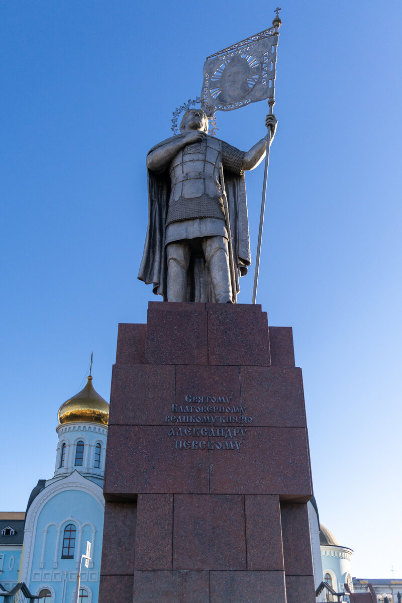 Памятник Александру Невскому, находится рядом с собором (он на заднем плане)