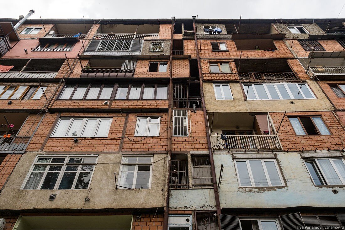Несколько лет назад я побывал в Грузии. Начать я бы хотел с жилых районов Тбилиси. В далёком 2017 однокомнатная квартира в столице Грузии стоила $30 000.-9