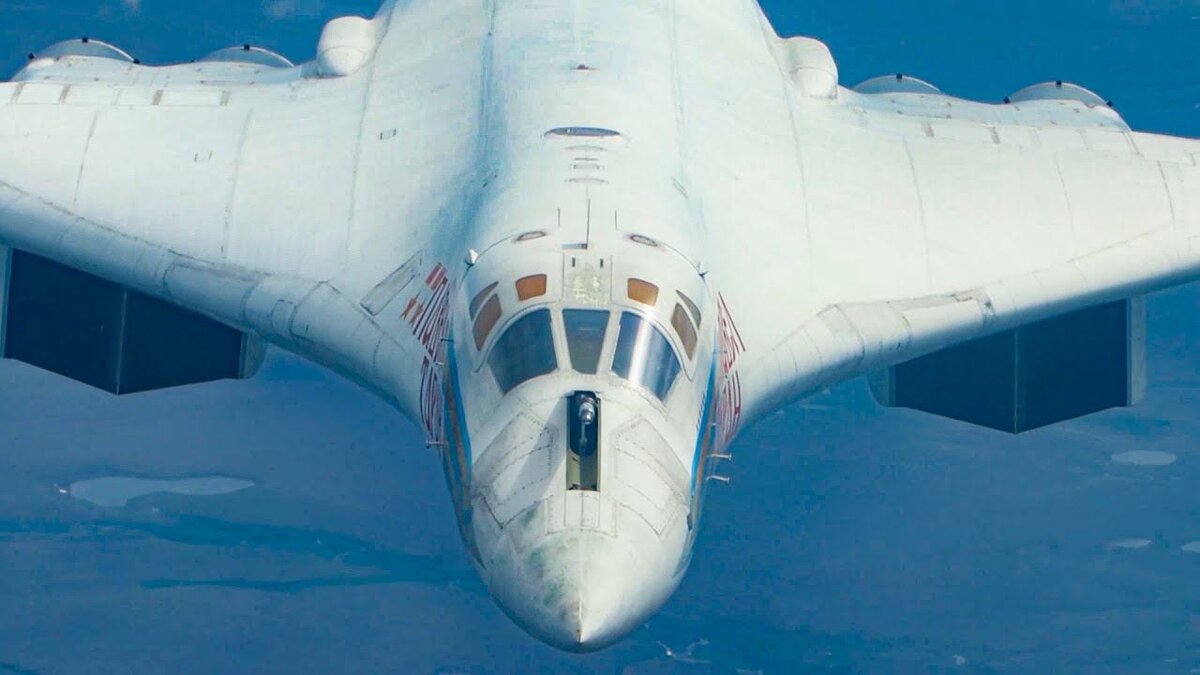 Ту-160 - советский и российский межконтинентальный сверхзвуковой стратегический бомбардировщик-ракетоносец с крылом изменяемой стреловидности (многорежимный), разработанный в ОКБ Туполева в 1970-х...