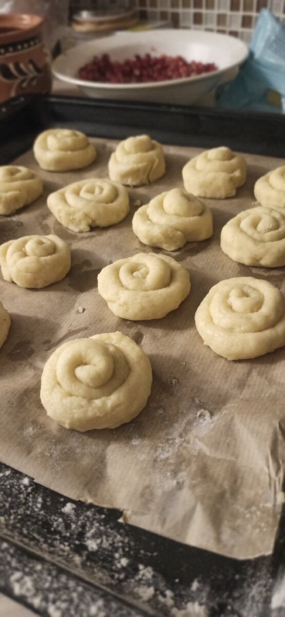 Слепили вот такие улитки: можно было сделать тоненькие, но сын разыгрался с тестом, пришлось ускориться))