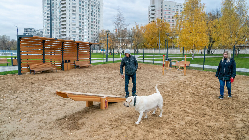    Площадка для выгула собак на Осташковской улице © Пресс-служба комплекса городского хозяйства Москвы