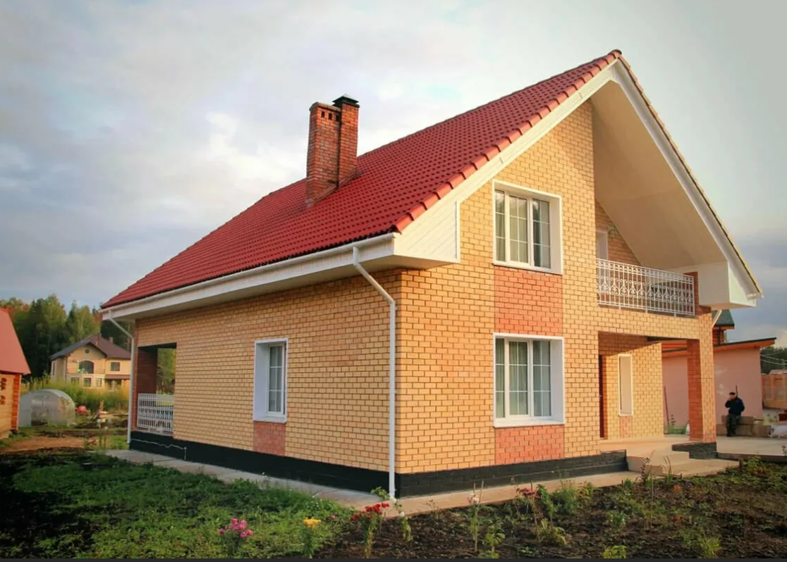 Недорогой частный дом фото. Кирпичный дом. Дом из кирпича. Частный дом. Кирпичный частный дом