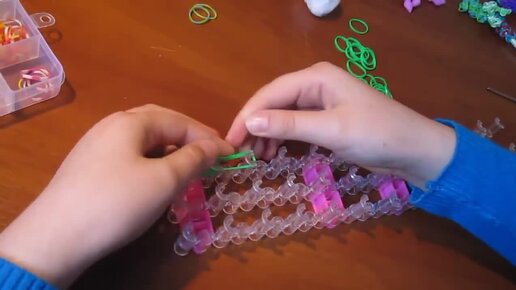 Как сделать браслет из резинок rainbow loom без станка Фигурки Подарки Поделки с детьми!