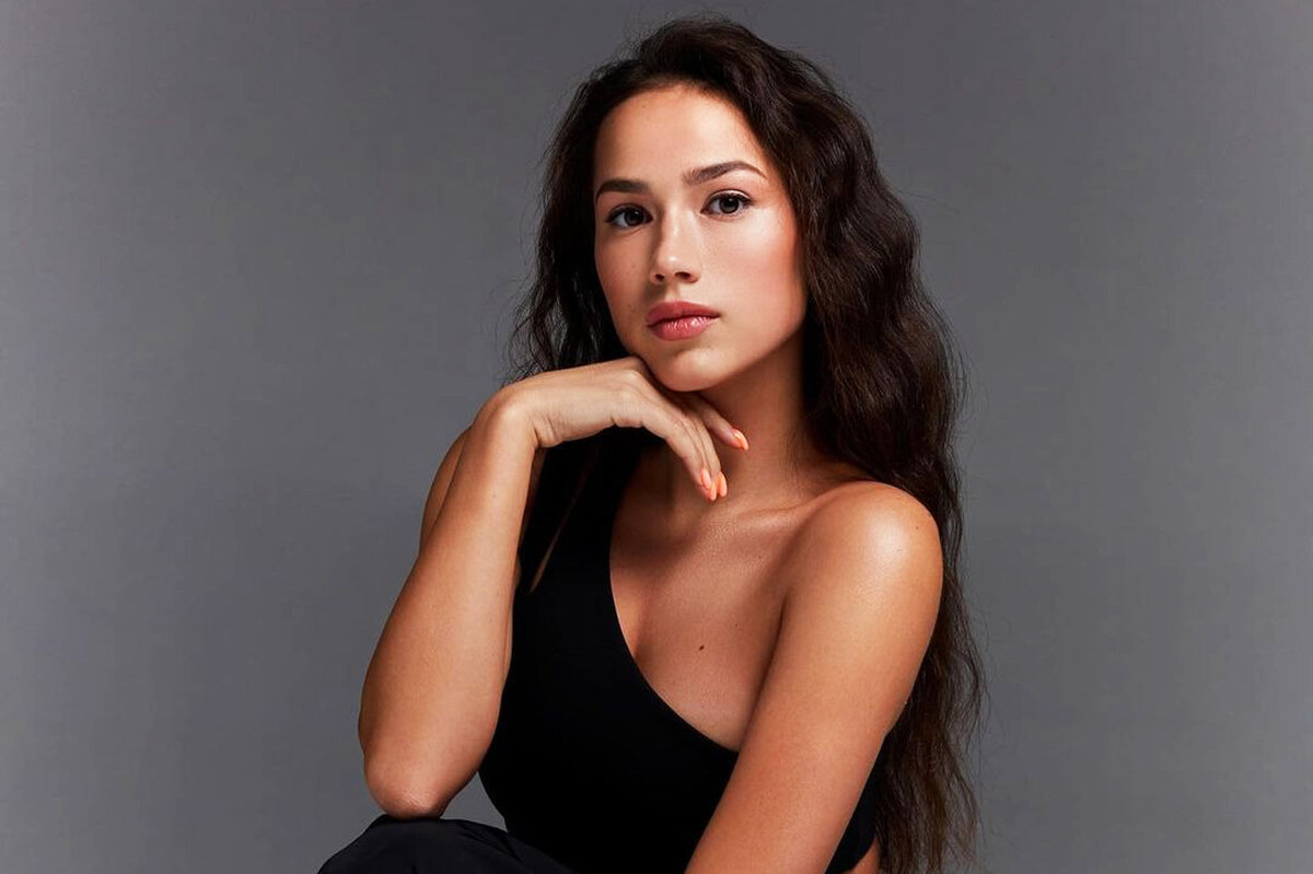     «Наша Моника Беллуччи»: Алина Загитова в пикантном наряде амазонки ошеломила фанатов