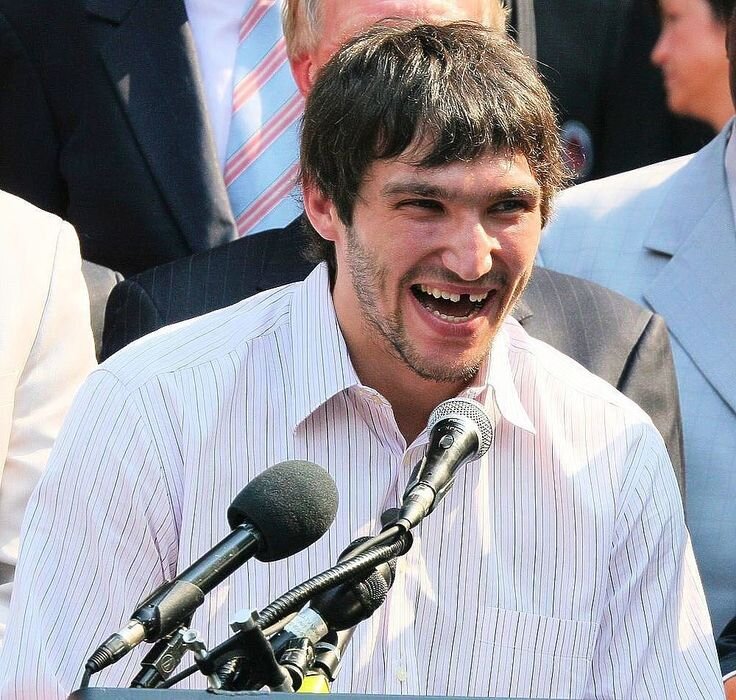     Мальчик на 100 миллионов.В 2008-м подписал с «Вашингтоном» 13-летний контракт на сумму $124 млн, став, тем самым, первым хоккеистом, заключившим контракт более чем на 100 миллионов долларов. В 2021-м эта космическая сделка подошла к концу, и ветеран Овечкин подписал новую на большую среднегодовую сумму, но на меньший срок — $47,5 млн на 5 лет.