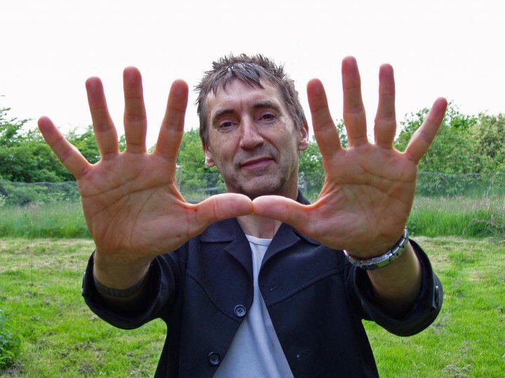 Британский хиромант Джонни Финчем. Обратите внимание как оттопырены у него мизинцы.