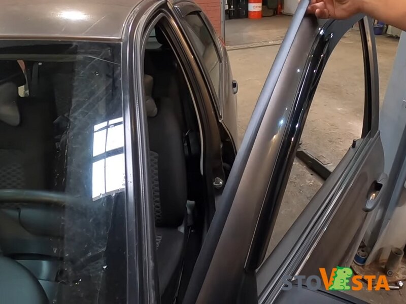 Водосток-дефлектор на кромку двери