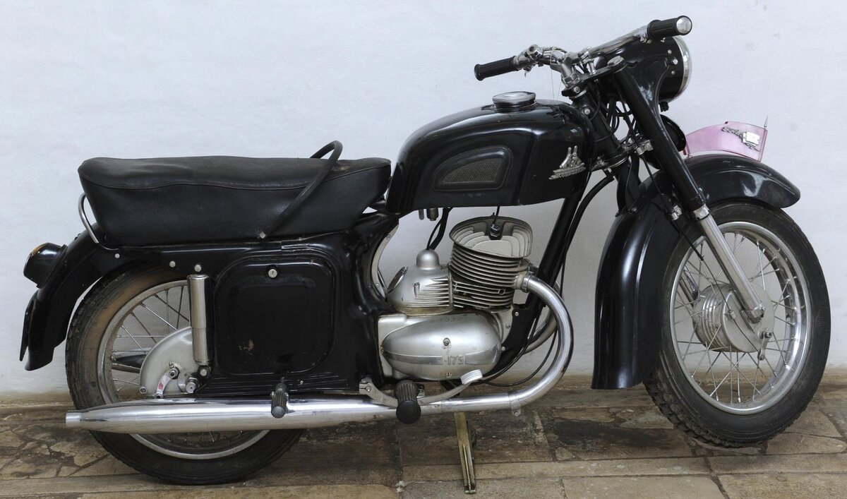 Мотоцикл «Ковровец К-175». 1958 г. Экспонировался на ВДНХ Владимирской области в павильоне «Машиностроение». Из собрания ГВСМЗ