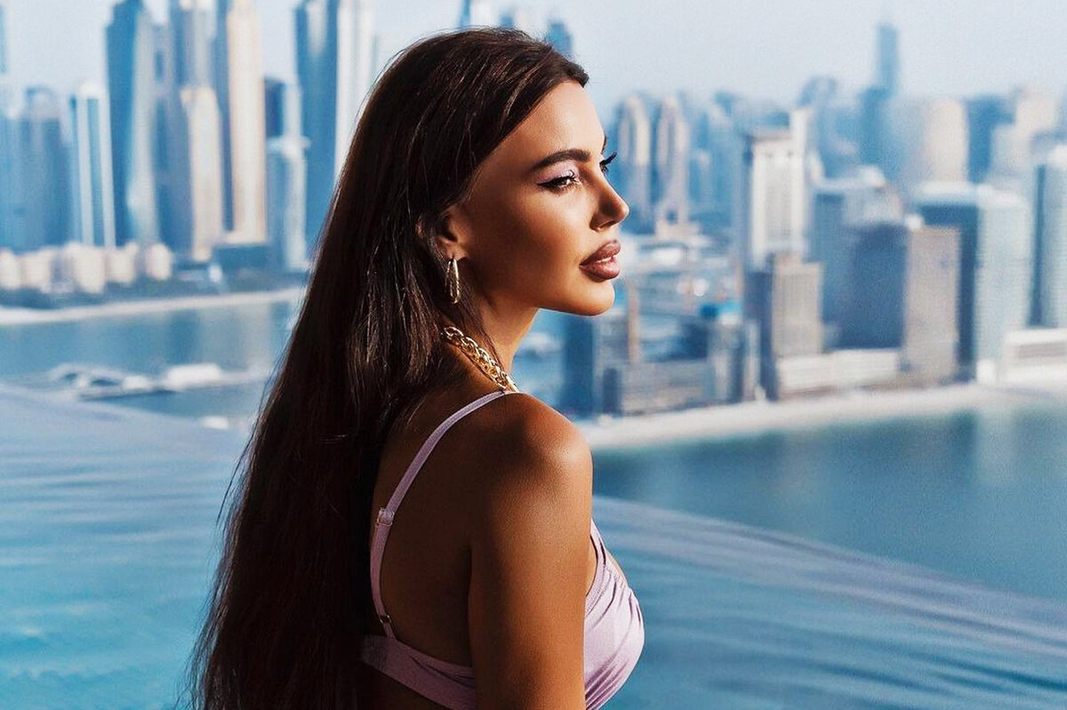     «Я из самой уставшей семьи»: Оксана Самойлова показала точеную фигуру в голубом бикини