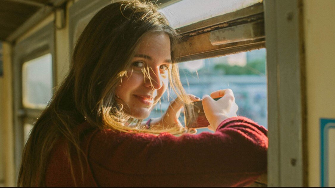 Девушка в поезде.