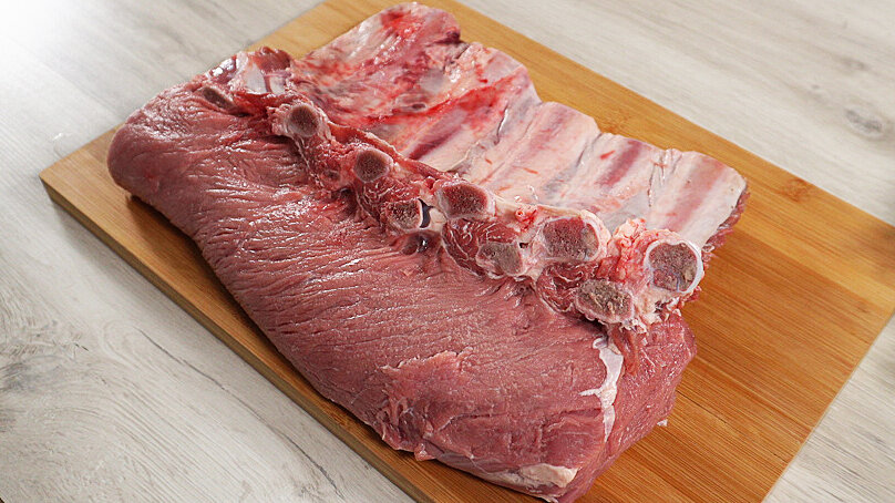 Запеченное в духовке свиное мясо на кости