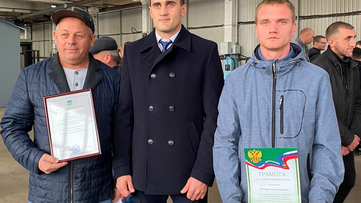     Депутаты Законодательного Собрания Приморского края Александр Захаров и Александр Кирилюк вручили лучшим работникам отрасли заслуженные награды.