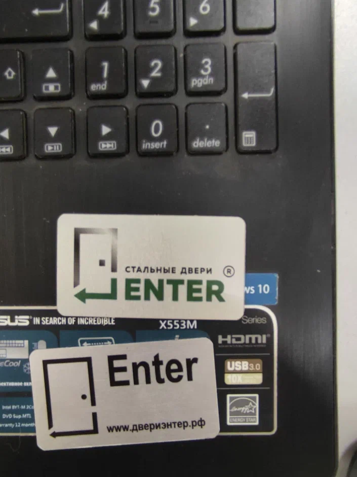 Шильды на двери до (снизу) и после (сверху) ребрендинга