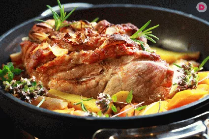 Жареная свинина – очень сытное блюдо. Его можно приготовить на ужин или подать к праздничному столу. В отличие от говядины свинина готовится достаточно быстро.