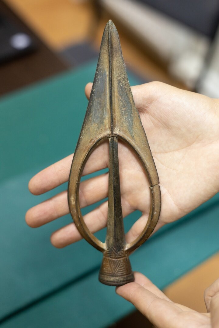 Наконечник копья, найденный на берегу р. Таналык. Фото: vk.com/npc_culture