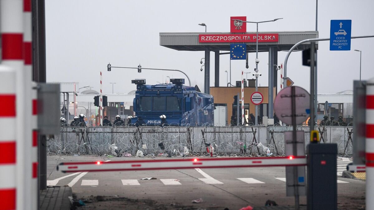    Польские полицейские и военнослужащие на пункте пропуска "Кузница-Брузги" на польско-белорусской границе© Sputnik / Виктор Толочко