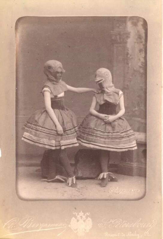 Варламова (?), А.Ф.Исаева, воспитанницы театрального училища - Канарейки в балете "Трильби" Ю.Гербера. Постановщик: Петипа Мариус Иванович. Премьера: 17.01.1871. Большой (Каменный) театр. Фото: СПбГМТМИ