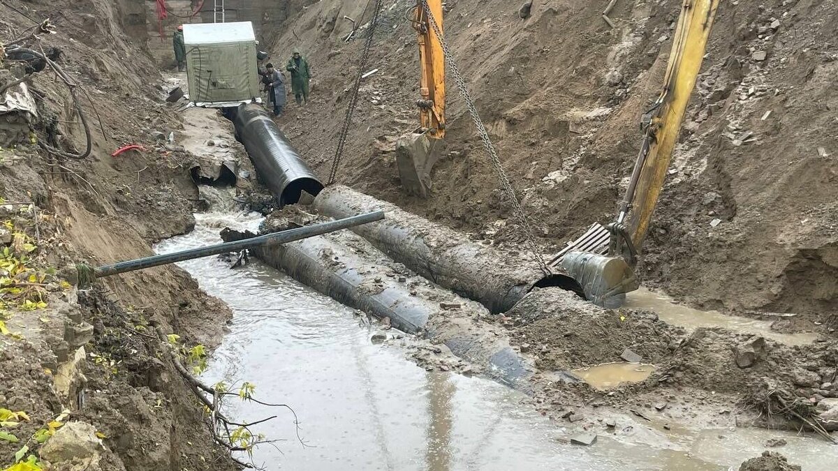     Мэрия пообещала вернуть воду к вечеру 31 октября жителям Советского и Ворошиловского районов Волгограда. Коммунальщики на 65% выполнили укладку новой трубы в районе поврежденного коллектора.