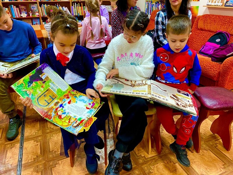Schools present. Ильвермоле школа чародейства. Школа чародейства. Школы чародейства и волшебства по всему миру список. Факультетов школы чародейства и волшебства а.