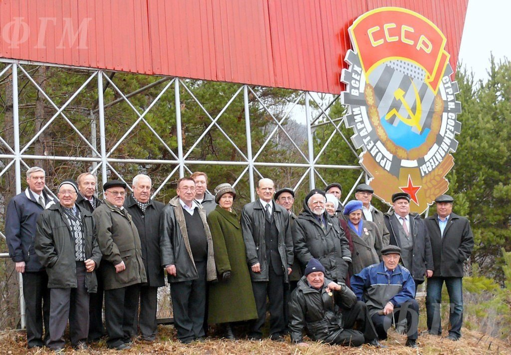 Ветераны КрасноярскГЭСстроя (А.Е.Медведь справа в первом ряду)