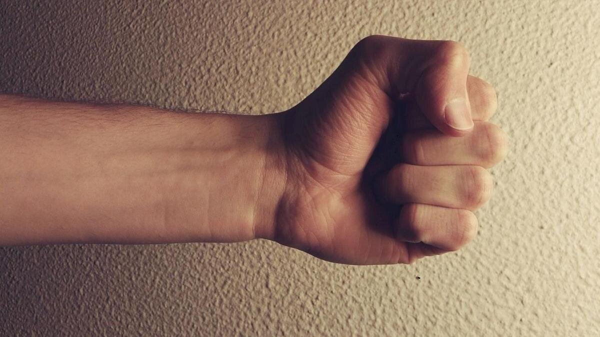    Мужчина сжал кулаки:pixabay.com