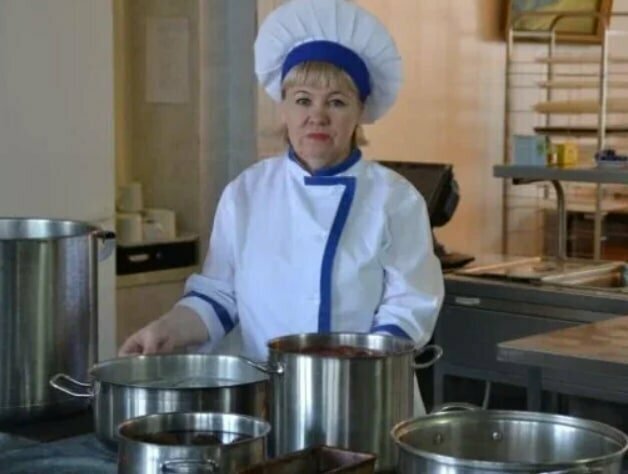 кухонный рабочий. требуется кухонная рабочая. повар женщина. кухонный работник. вакансии кухонный работник столовую.