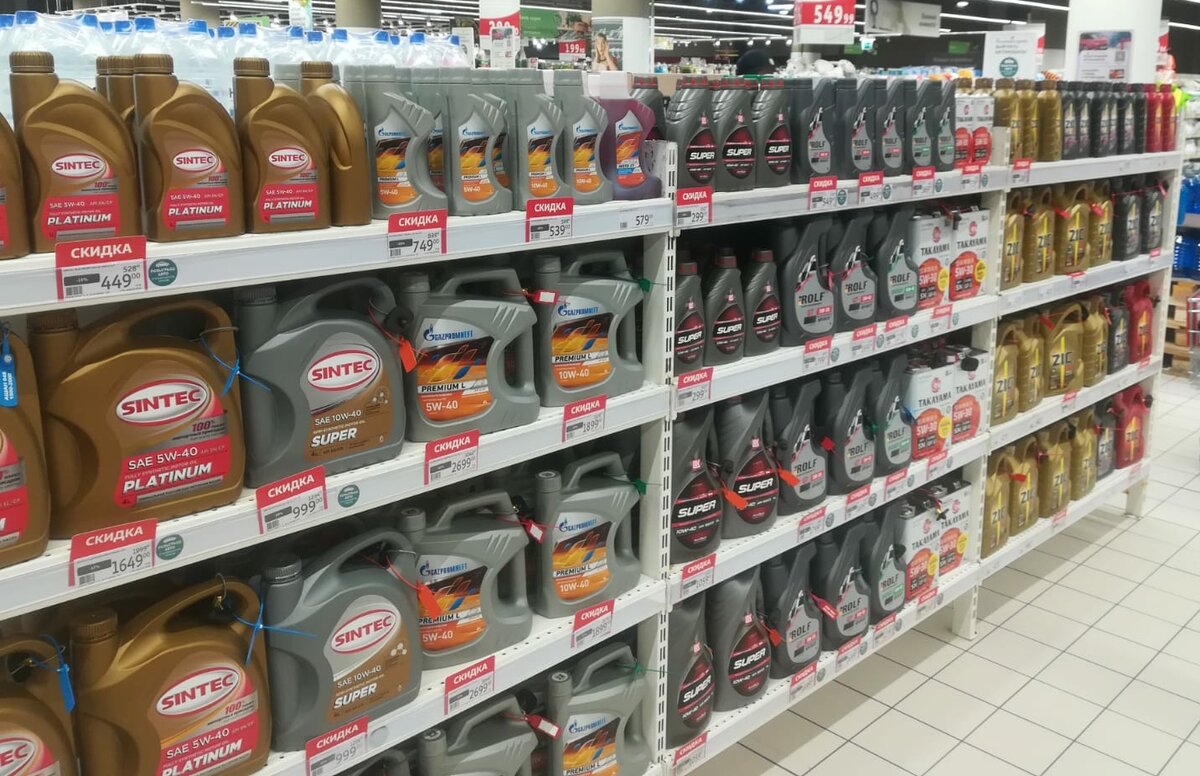 Фото из популярного гипермаркета в Москве, сделанное в конце октября 2022 года. На полках с моторными маслами импортных товаров просто нет... 