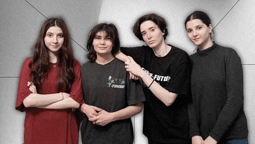     Одной из самых обсуждаемых тем последних нескольких дней стала история четырех сестер из Дагестане. Девушки уехали в Грузию и рассказали о жестоком отношении со стороны родственников. NewsTracker разбирался в семейных отношениях сбежавших, а также в том, почему полиция решила помочь их родственникам