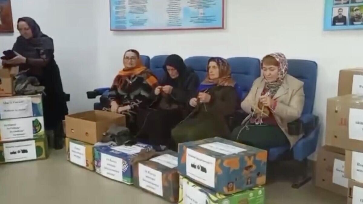    Женщины из Дахадаевского района Дагестана вяжут шерстяные носки для военнослужащих. Кадр из видео© Пресс-служба главы РД