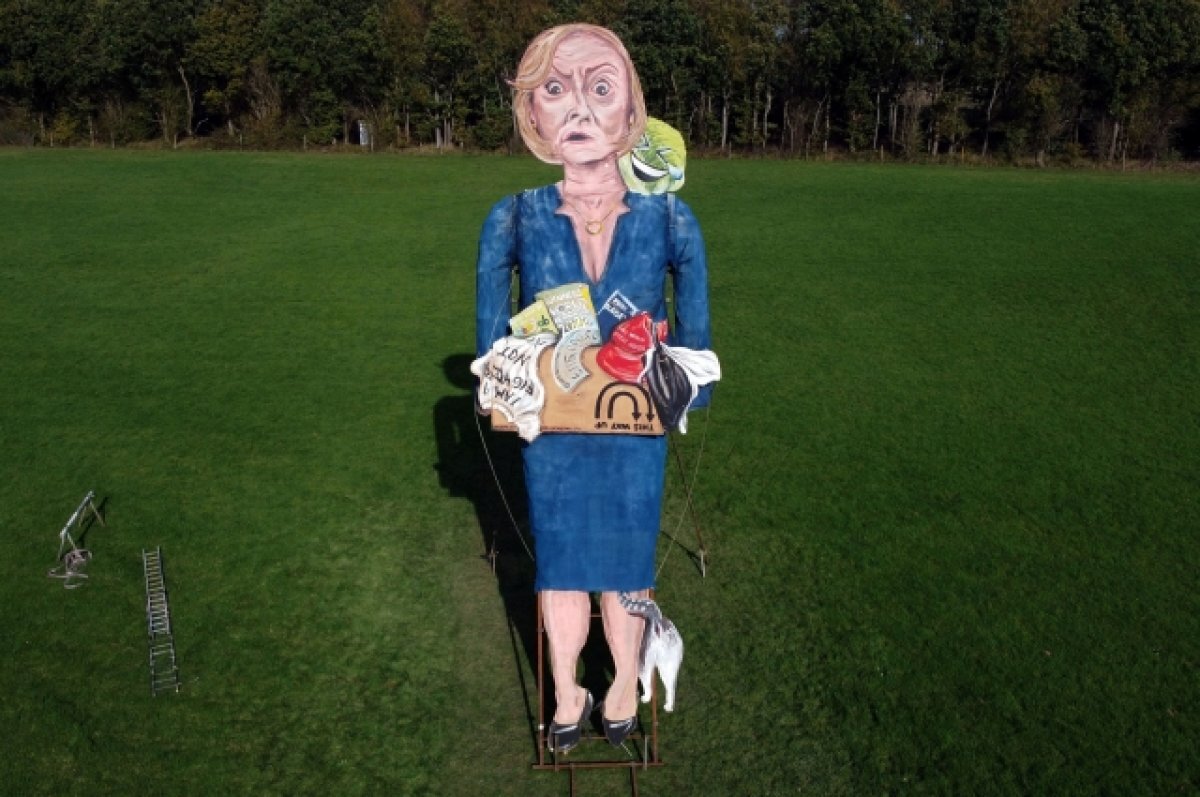    Британцы пришли в восторг от сожжения чучела Лиз Трасс